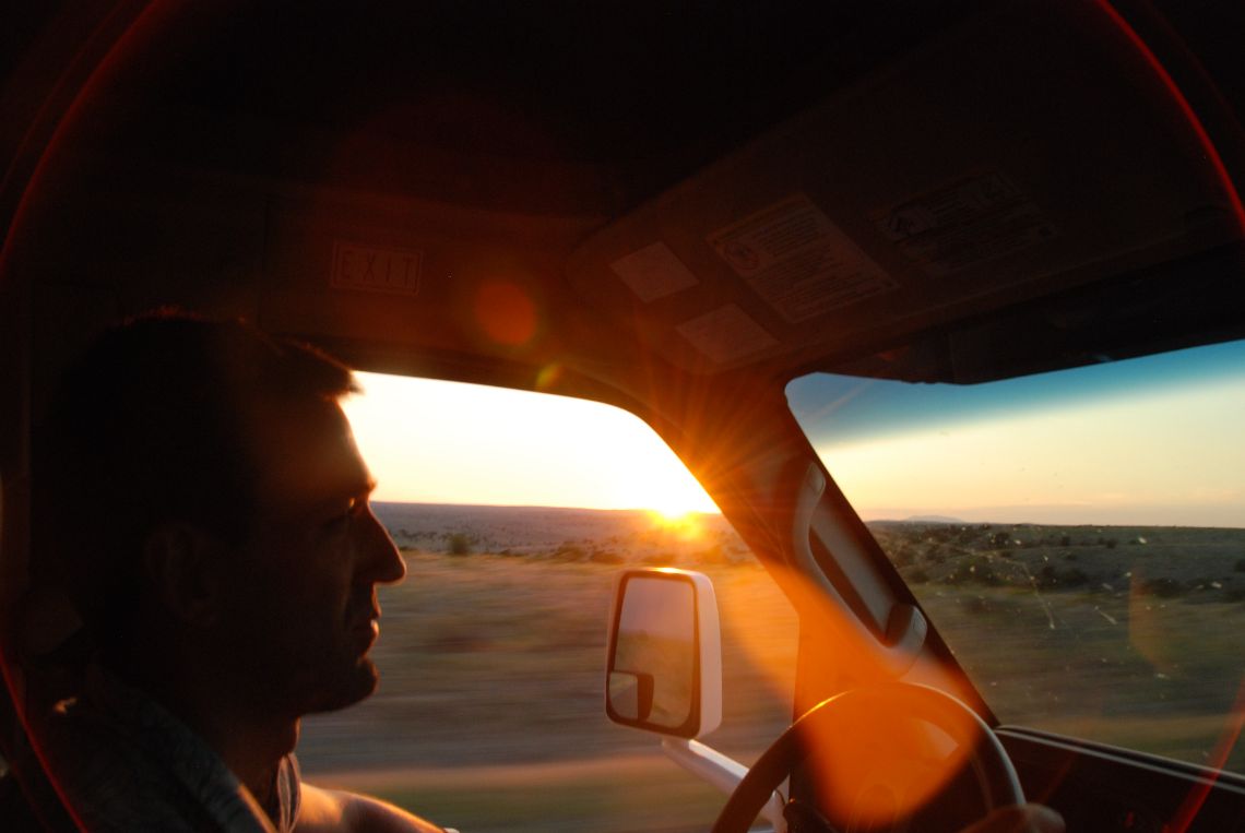 Conduciendo la autocaravana en una puesta de sol camino a Hualapai Hilltop, inicio de la ruta a la tribu de los Havasupai.