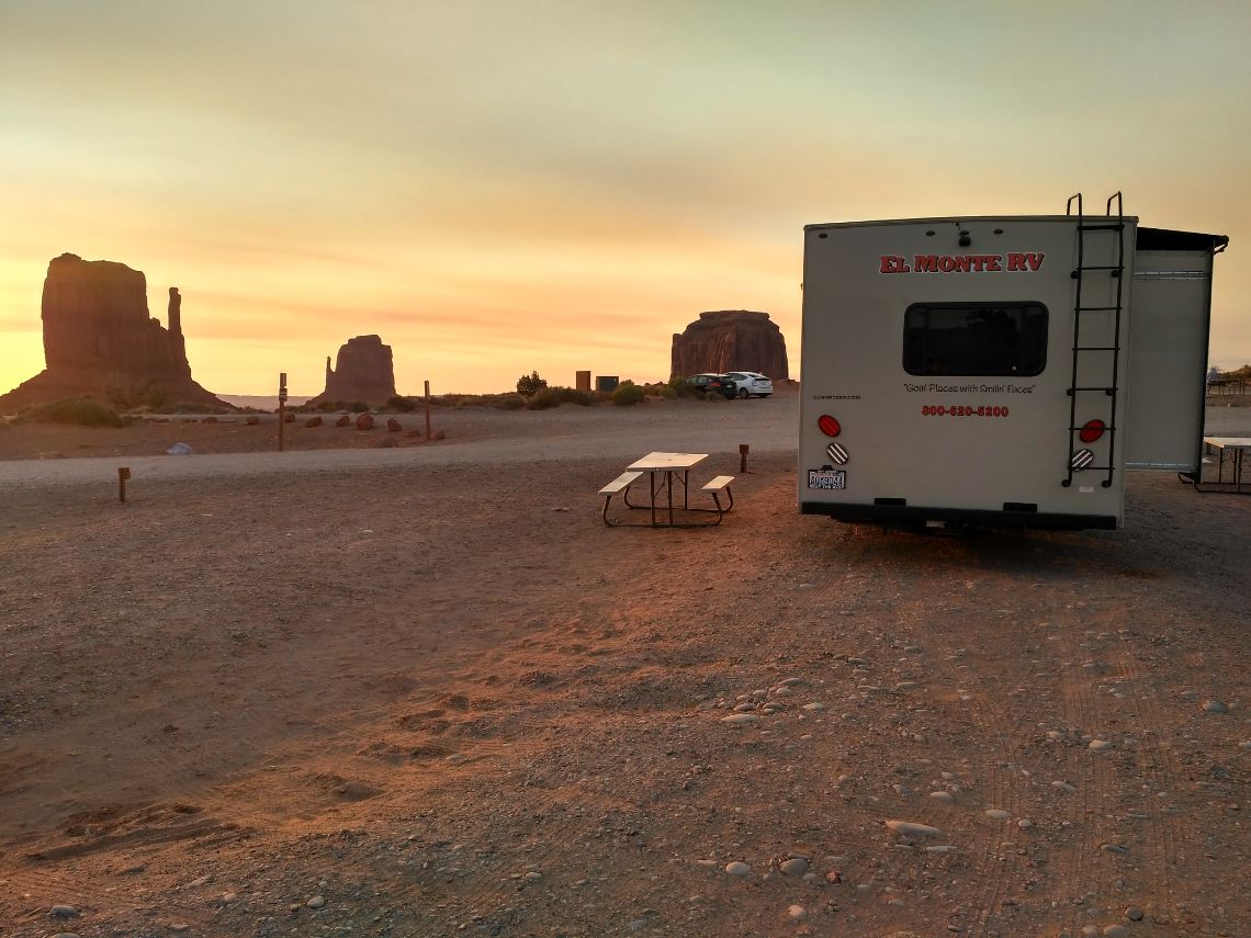 Autocaravana en Monument Valley al amanecer, Arizona.
