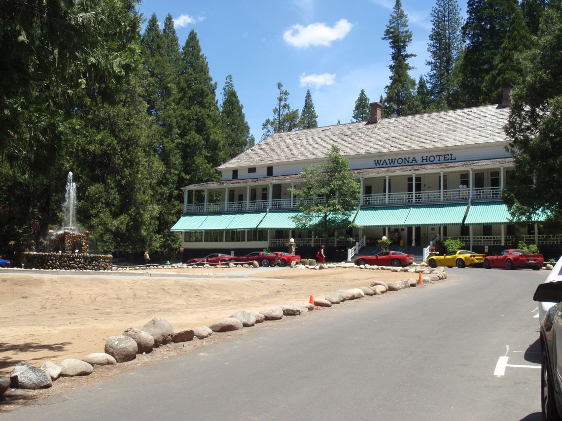 Alojamiento en Yosemite - Big Trees Lodge, antes llamado Wawona Hotel. Está situado cerca de la entrada sur al Parque Nacional en la carretera CA-41. Precioso edificio de estilo Victoriano.