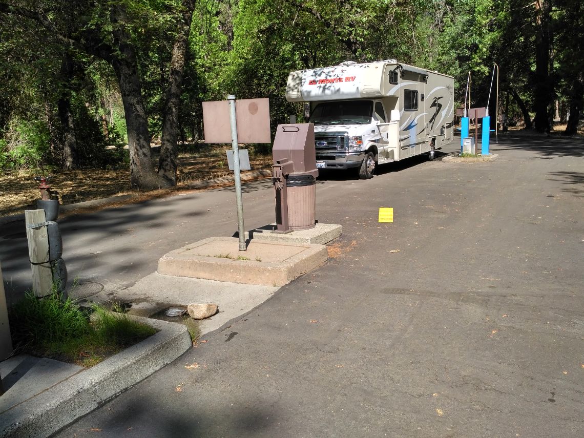 Alojamiento en Yosemite - Vista de la estación de servicio para autocaravanas o RV dump station. Está situado en el camping Yosemite Upper Pines Campground, en Yosemite Valley.
