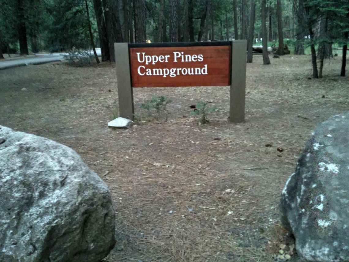 Alojamiento en Yosemite - Camping Yosemite Upper Pines Campground, cartel de entrada. Está situado en Yosemite Valley.