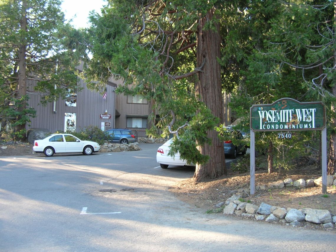 Alojamiento en Yosemite - Apartamentos Yosemite West Condominiums. Vista del parking de entrada.