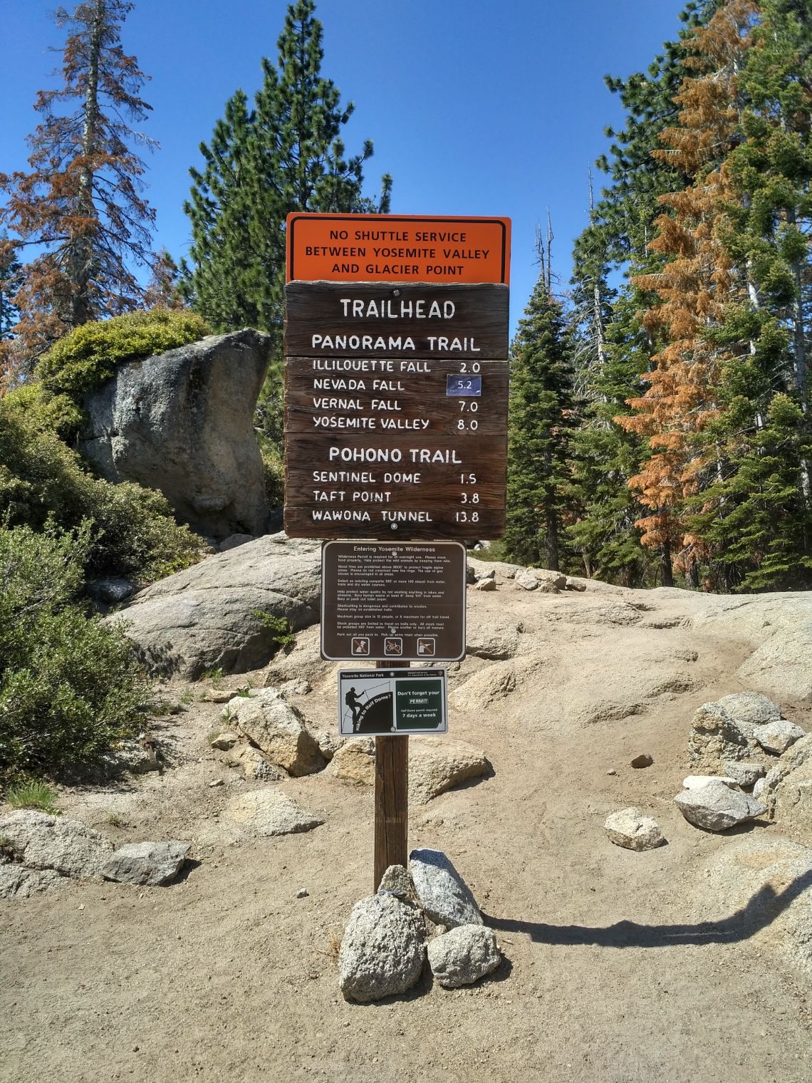 Yosemite National Park - Inicio de la ruta Panorama Trail en Glacier Point. Cartel con las distancias.