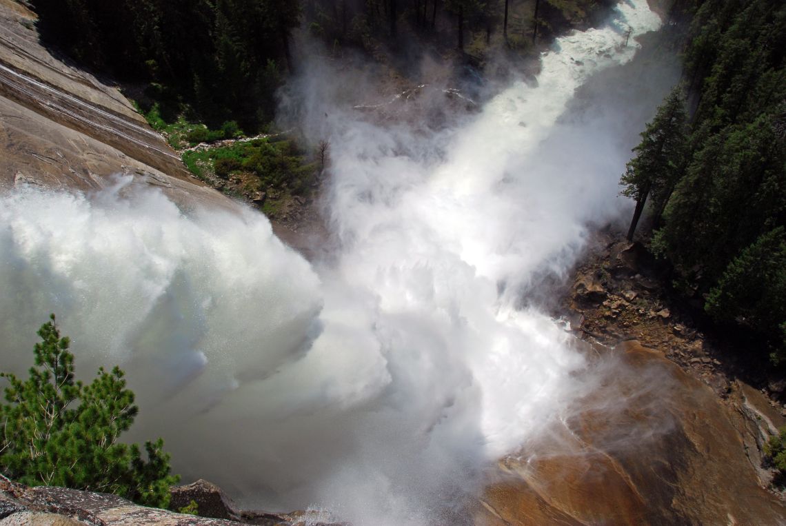 Qué ver en Yosemite - Alto de las cascadas Nevada Falls. Las cascadas están situadas en la Ruta Mist Trail.