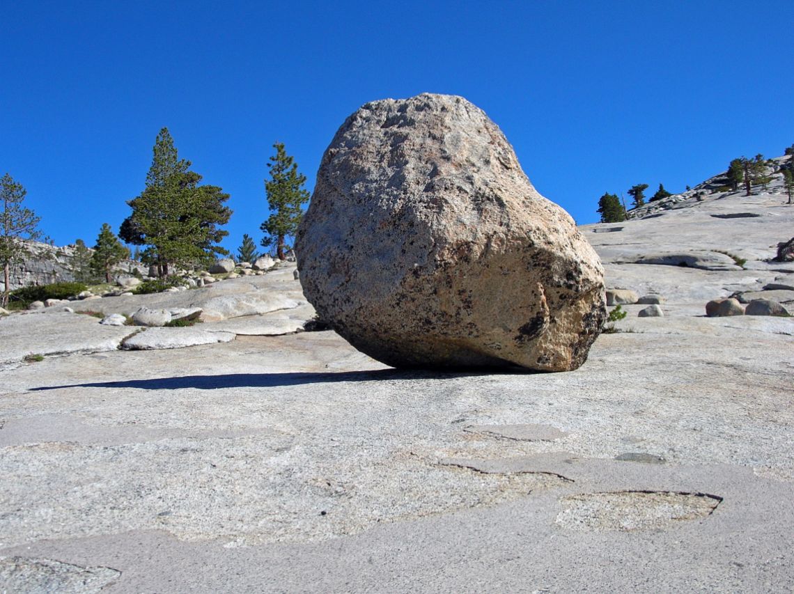 Yosemite - Roca de granito en Olmsted Point. Este mirador está situado en la carretera de acceso al Tioga Pass.