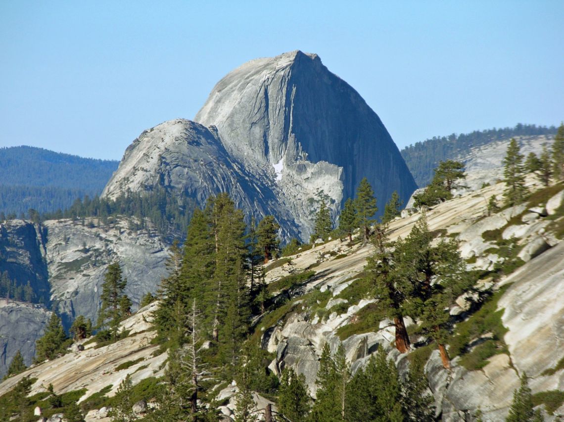 Yosemite - Vista del Half Dome desde el mirador Olmsted Point. Este mirador está situado en la carretera de acceso al Tioga Pass.