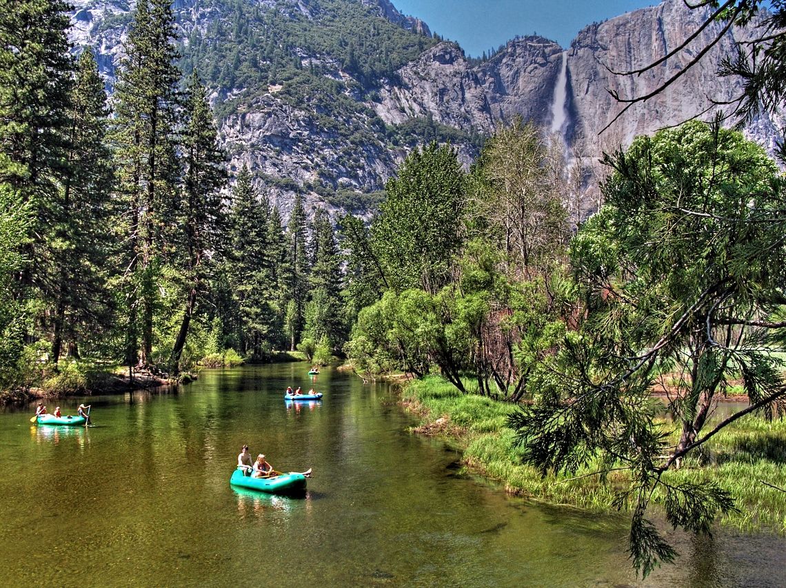 Yosemite National Park - Rafting en el Río Merced con las cascadas Yosemite Falls al fondo. Las barcas se alquilan en Yosemite Valley.