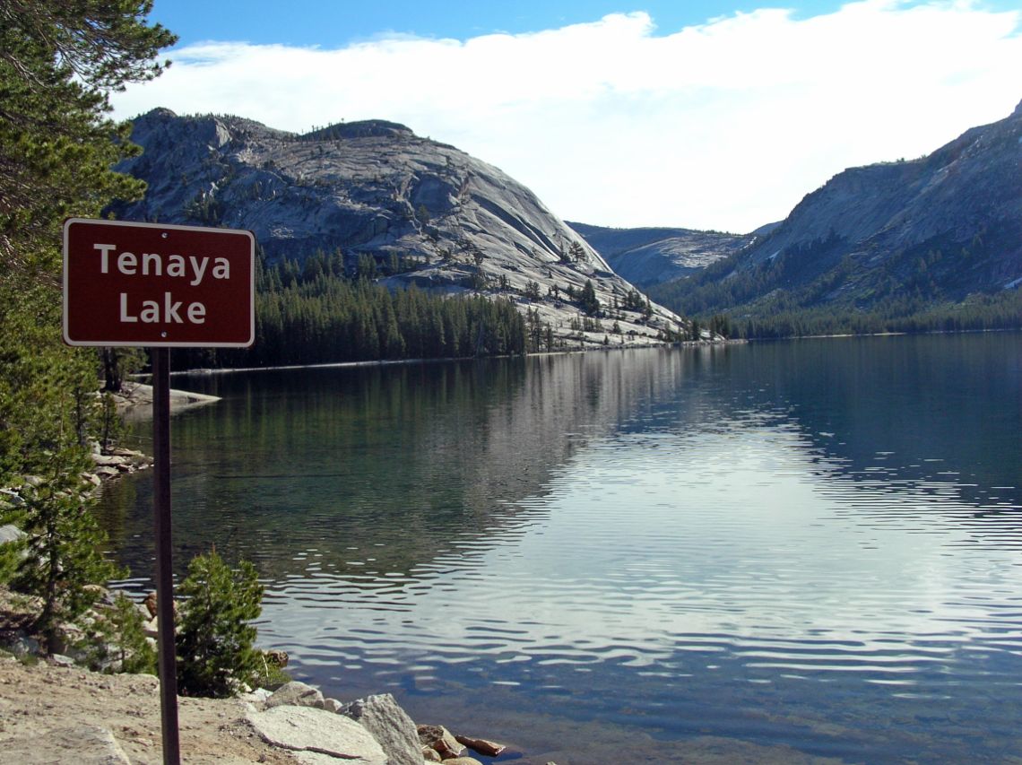 Yosemite - Vista del lago Tenaya Lake. Está en la carretera de acceso al Tioga Pass, muy cerca de Tuolumne Meadows.