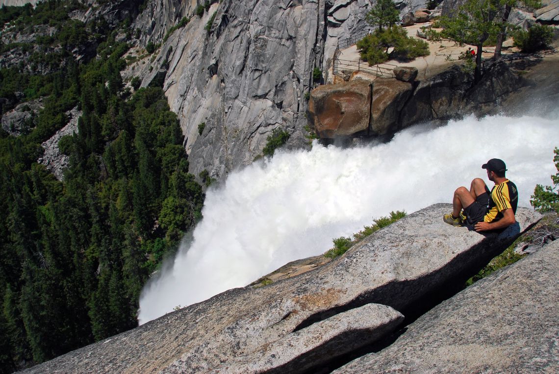 Qué ver en Yosemite - Vista desde el inicio de la caída de las cascadas Nevada Falls. Las cascadas están situadas en la Ruta Mist Trail.