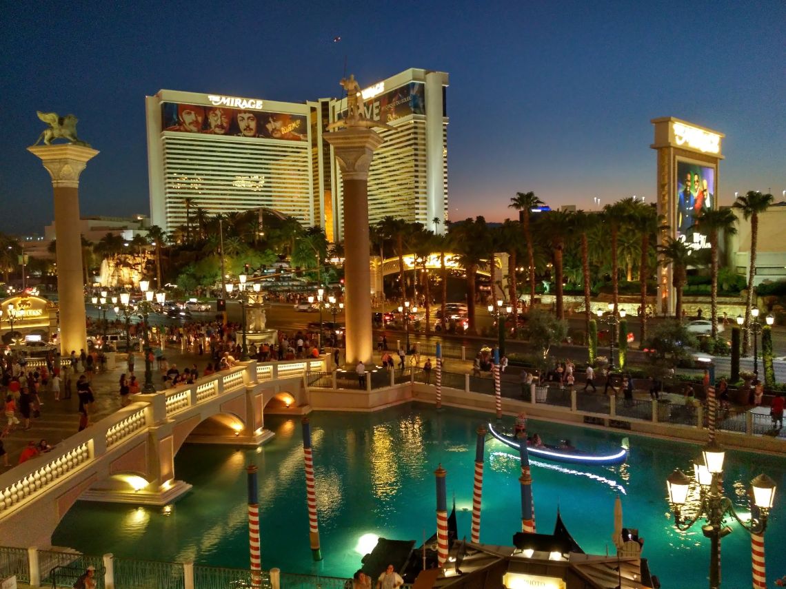 Las Vegas. Vista desde el Venetian Hotel Casino. Canales de Venecia y el Mirage al fondo.