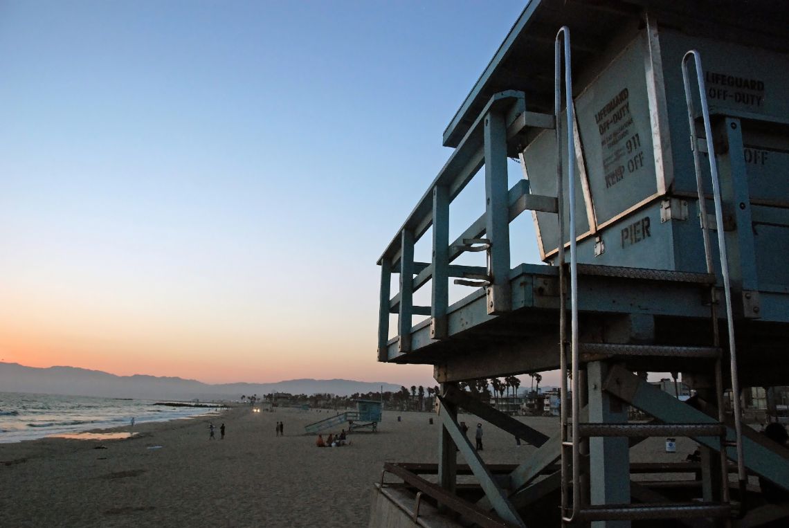 Atardecer en Venice Beach - Los Angeles. Vista de la playa y el puesto de socorristas que salen en la famosa serie de TV Los Vigilantes de la Playa.
