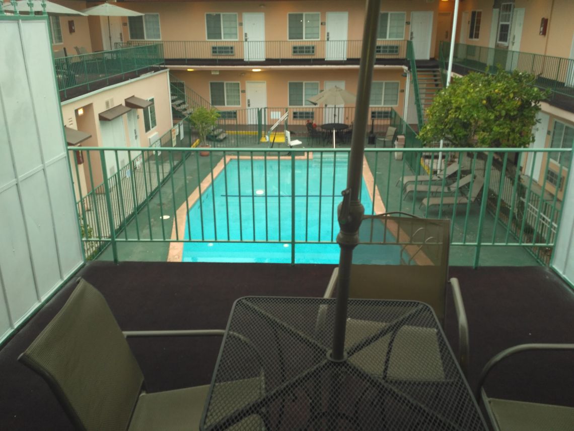 Hotel Rodeway Inn Hollywood. Vistas desde la terraza de las habitaciones familiares.