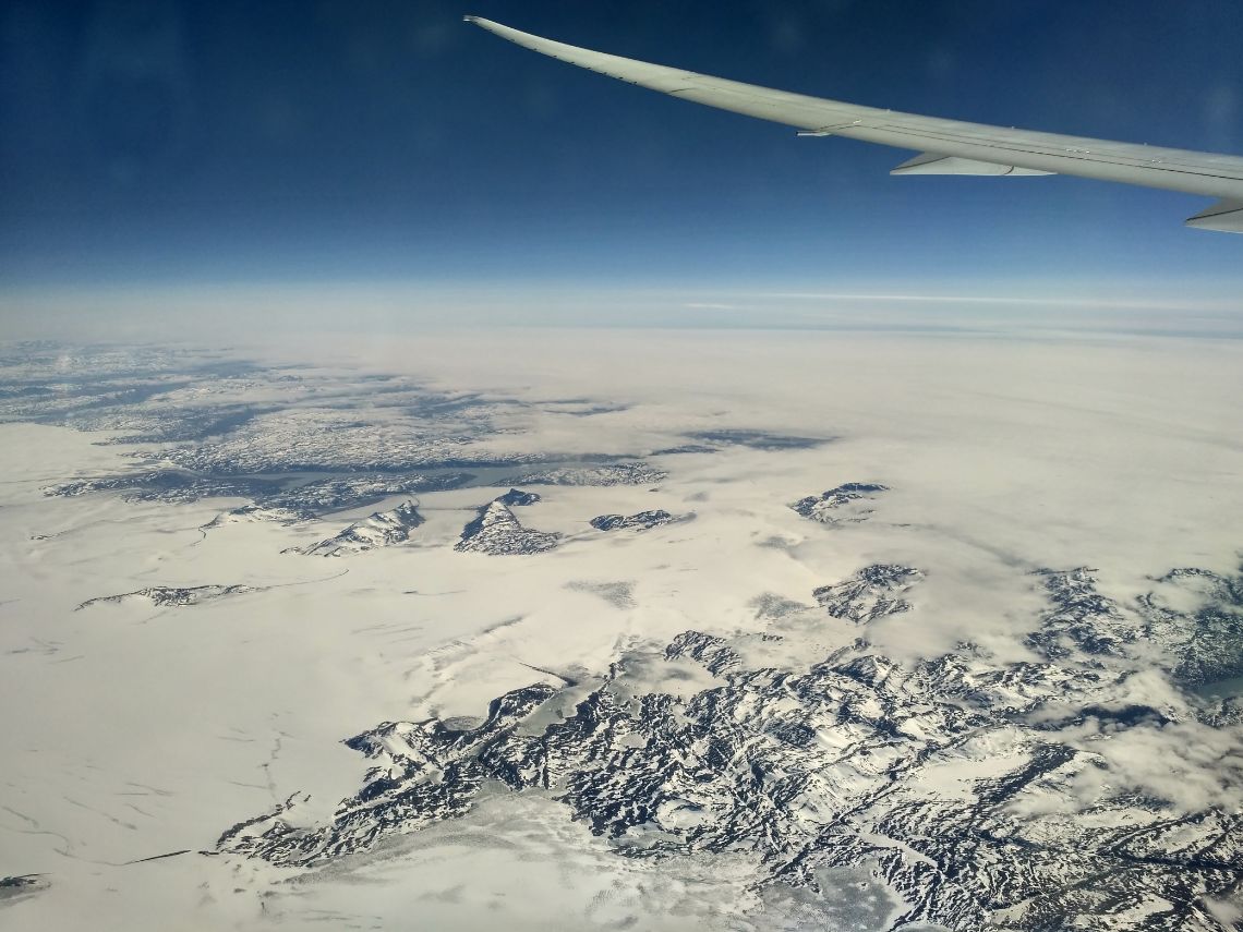 Vuelo de Norwegian Barcelona-Los Angeles DY7109 sobrevolando Groenlandia. Precioso cómo se ve el hielo desde esta altura.