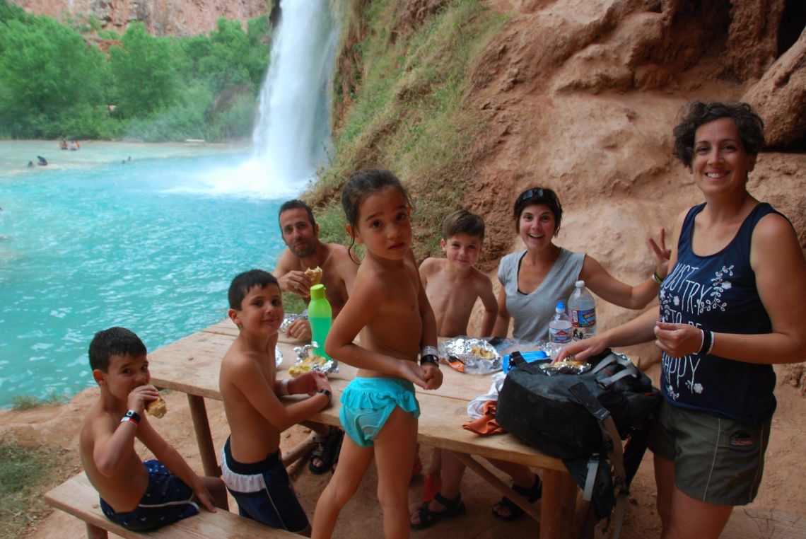 Havasupai - Picnic con las preciosas cascadas Havasu Falls de agua azul turquesa. Las cataratas están situadas en la reserva india de los Havasupai en el Gran Cañón, Arizona.
