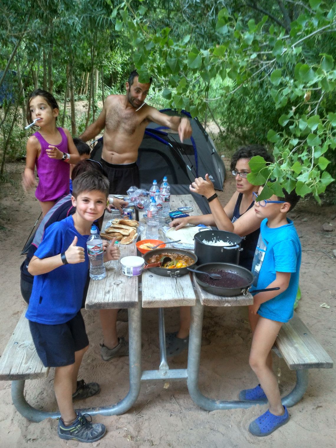 Havasupai - Cenando en nuestra parcela en el Havasupai Campground. El camping está situado justamente después de las cascadas Havasu Falls.