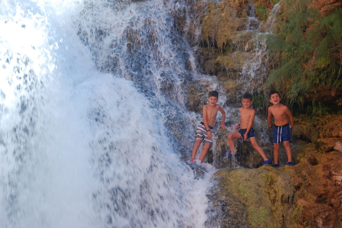 Havasupai Falls - Niños en las cascadas Hidden Falls. Están situadas en la reserva india de los Havasupai en el Gran Cañón, Arizona.