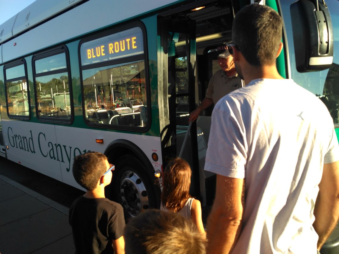 Subiendo a un autobús lanzadera o shuttle. Los shuttlles dan servicio al Parque Nacional del Gran Cañón del Colorado, South Rim.
