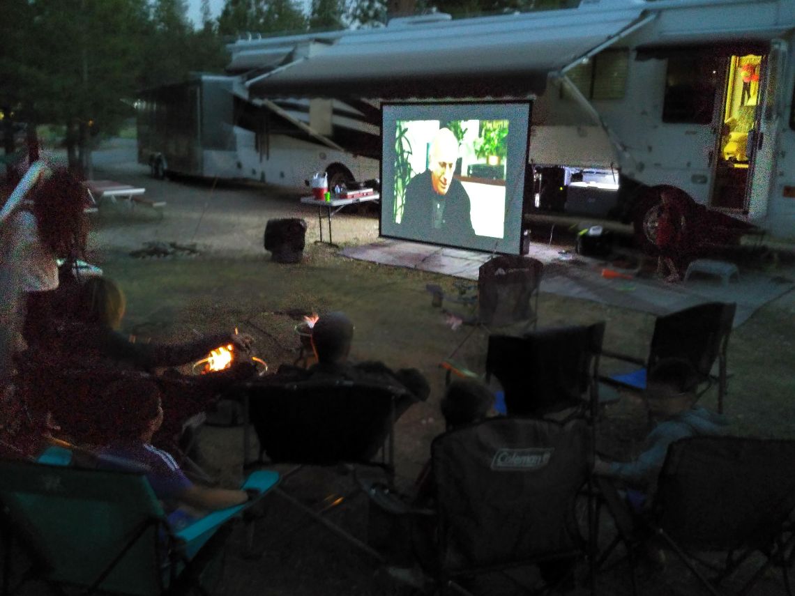 Bryce Canyon National Park - Rubys Inn Rv Park. Viendo una película en una pantalla de cine de una autocaravana de lujo.
