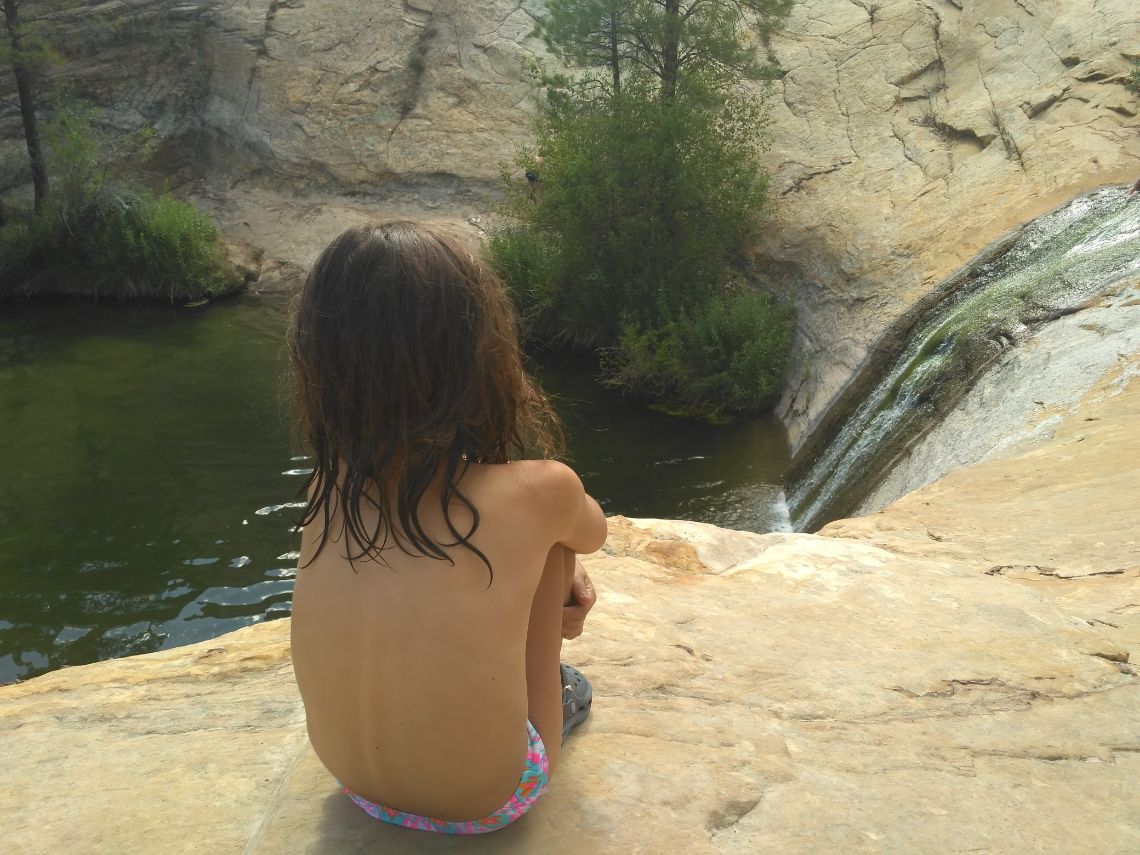 Upper Calf Creek Falls - Una niña observa la pequeña cascada situada justo antes de la principal.