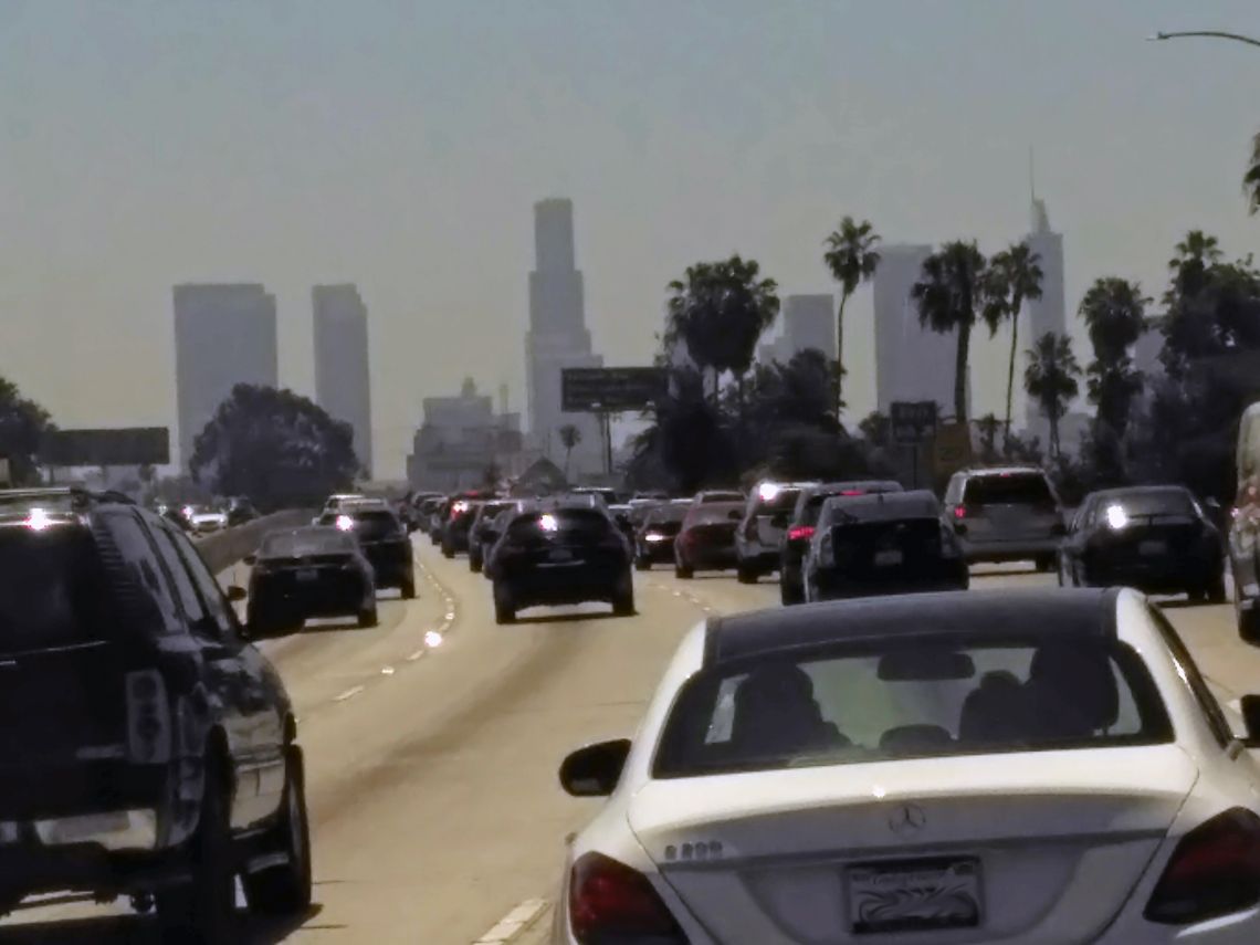 Autopista con el Downtown de Los Angeles al fondo. Mucho tráfico como casi siempre y a cualquier hora.