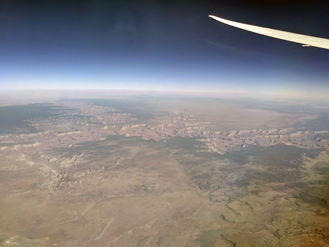 Vuelo Los Ángeles-Barcelona con Norwegian DY7110. Últimas horas de sol sobrevolando Utah al ser un vuelo nocturno.