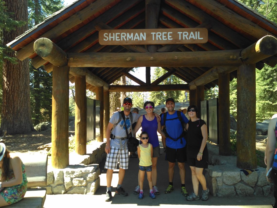 Sequoia National Park - Inicio de la ruta Sherman Tree Trail en la zona del Giant Forest.