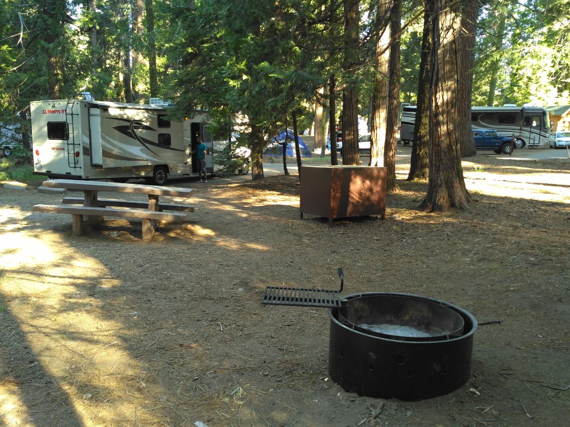 Vista de nuestra parcela en el Sunset Campground - Sequoia National Park. Situado en la zona del General Grant Grove.