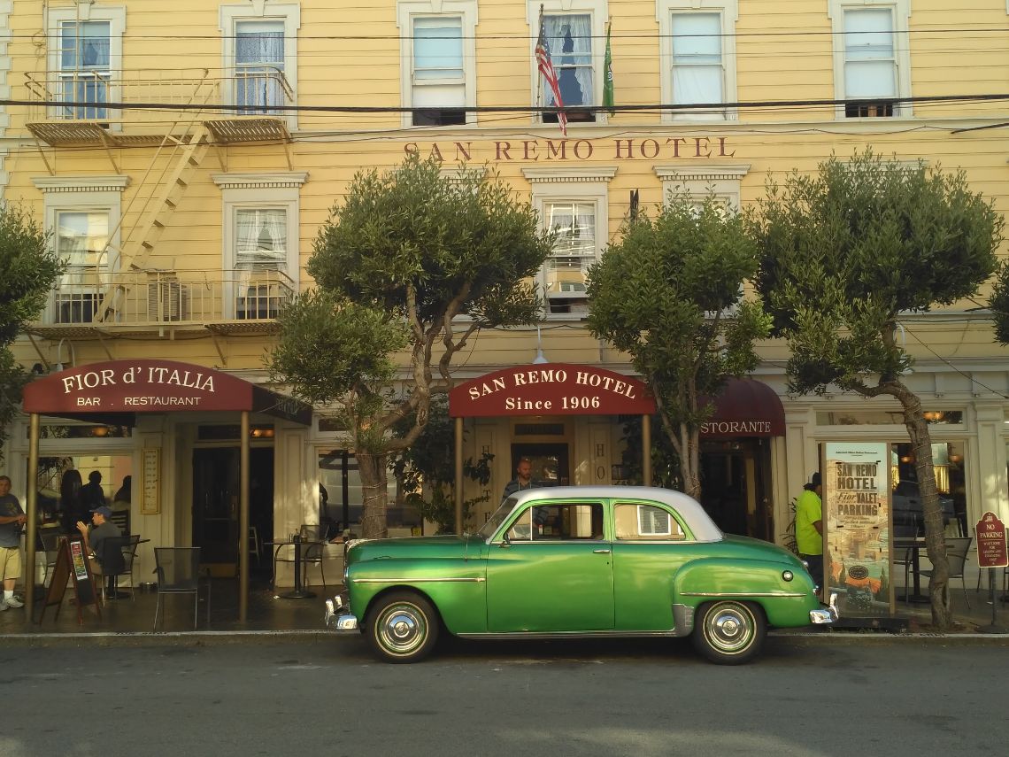 San Francisco - Vistas de un coche antiguo aparcado enfrente del Hotel San Remo en Little Italy o Barrio Italiano.