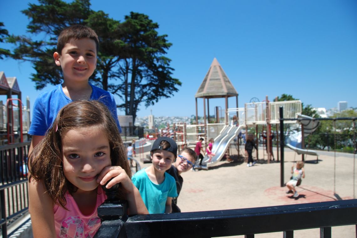 San Francisco - Parque infantil en Alamo Square con vistas a las famosas Painted Ladies de Padres Forzosos.
