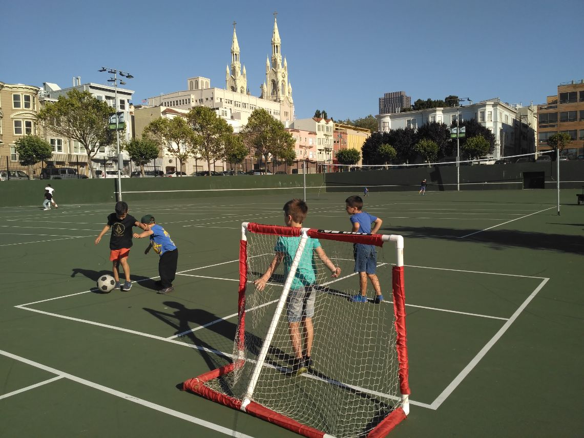 San Francisco - Jugando a fútbol en el Parque infantil Joe Dimaggio situado en Lombard Street.