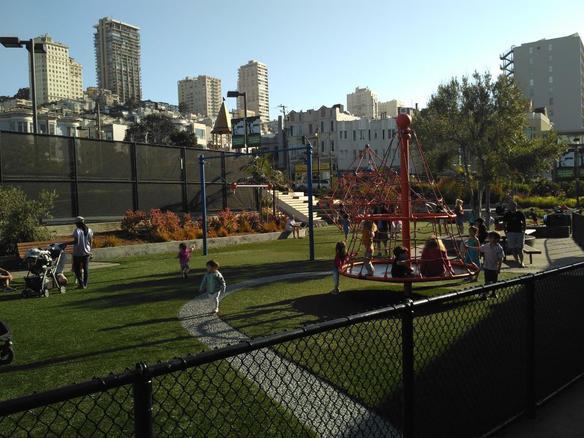 San Francisco - Vista general del Parque infantil Joe Dimaggio situado en Lombard Street.