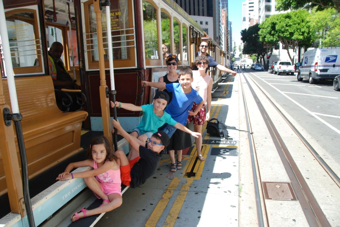 San Francisco - Montados en el tranvía de la línea California Street. Inicio de la ruta situada en Market Street.