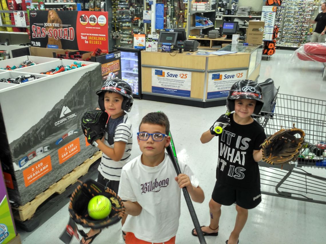 Los txikis de Diario Viaje vestidos con ropa de Beisbol en un Walmart