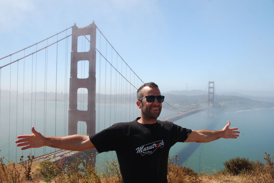 San Francisco - Golden Gate desde Spencer Battery con la camiseta del grupo Muxutrock.