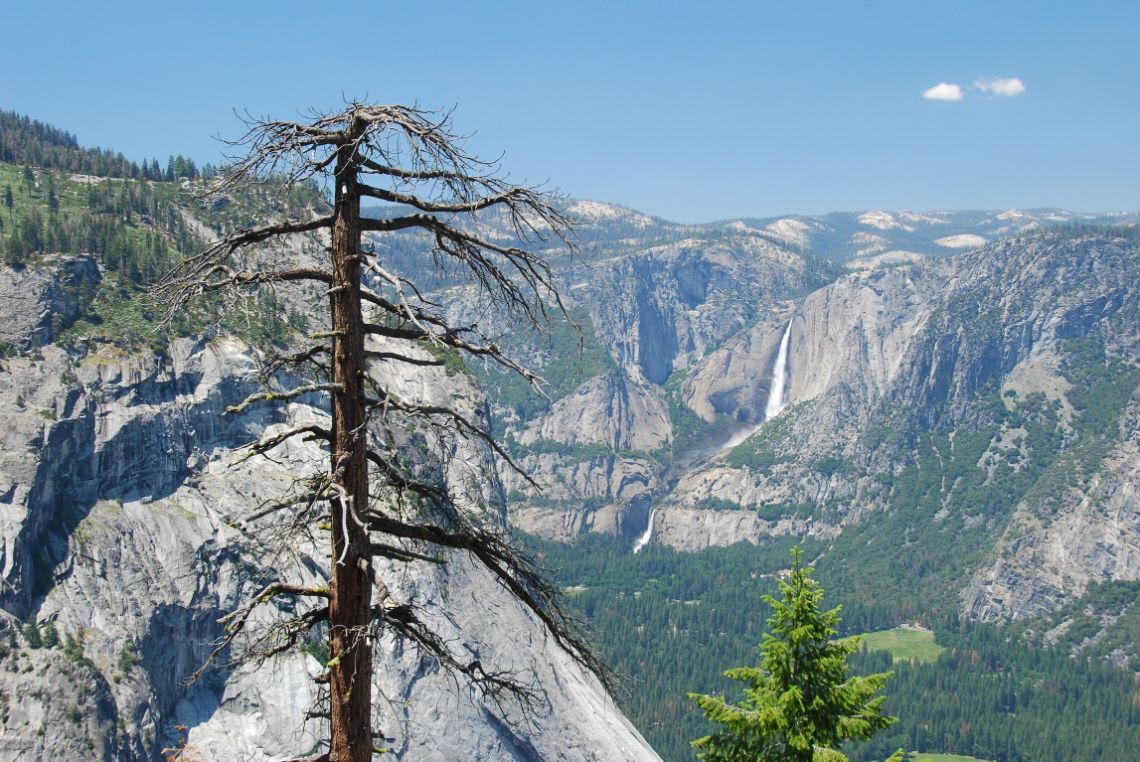 Yosemite - Vista de las cascadas Yosemite Falls desde la ruta Panorama Trail