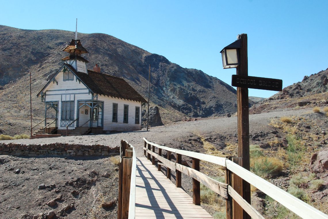 Calico Ghost Town - Vista de la iglesia en el pueblo minero fantasma. Está situado en pleno desierto de Mojave, California.