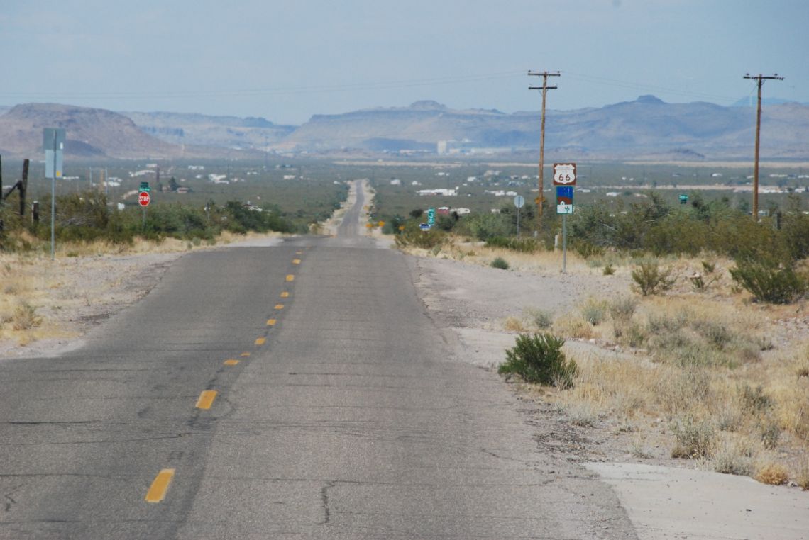 Ruta 66 - Recta interminable en el tramo histórico original después de Oatman, Arizona.