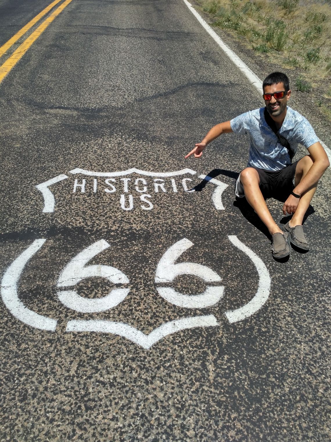 Ruta 66 - Logo pintado en la carretera a la salida del pueblo de Seligman, Arizona.
