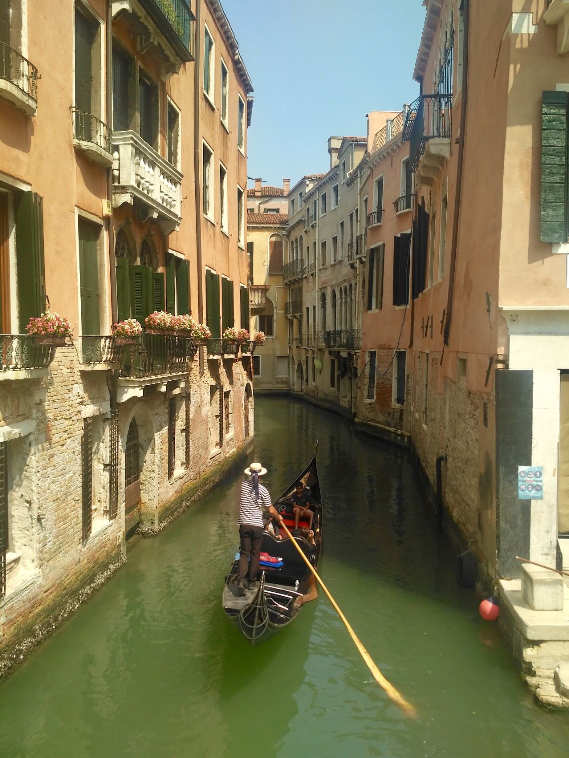 venecia canal gondola