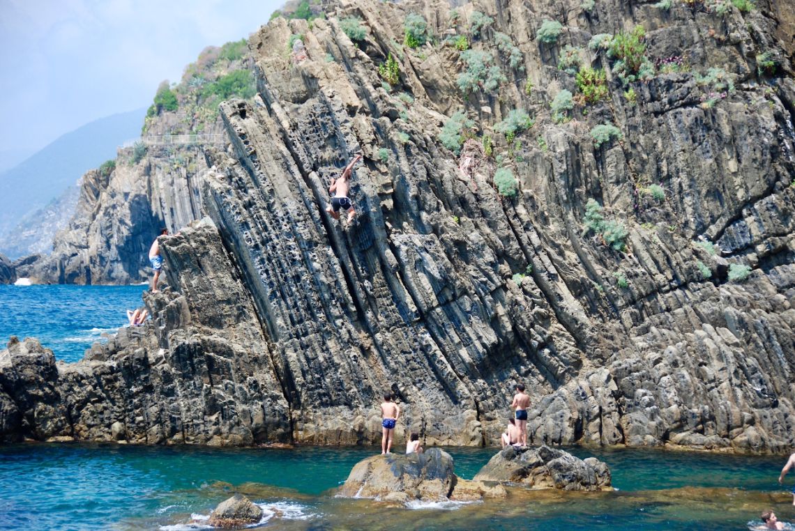 cinque terre riomaggiore cliff jumping 2