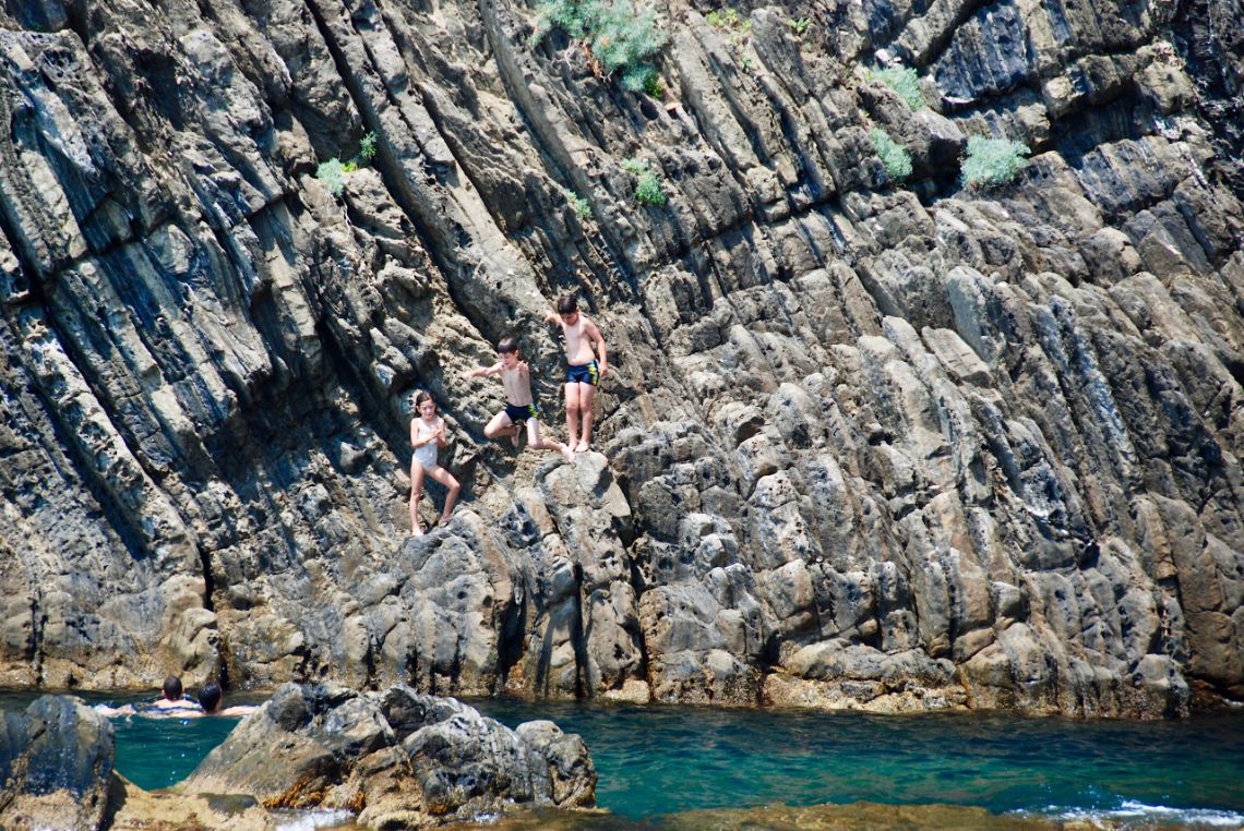 cinque terre riomaggiore cliff jumping