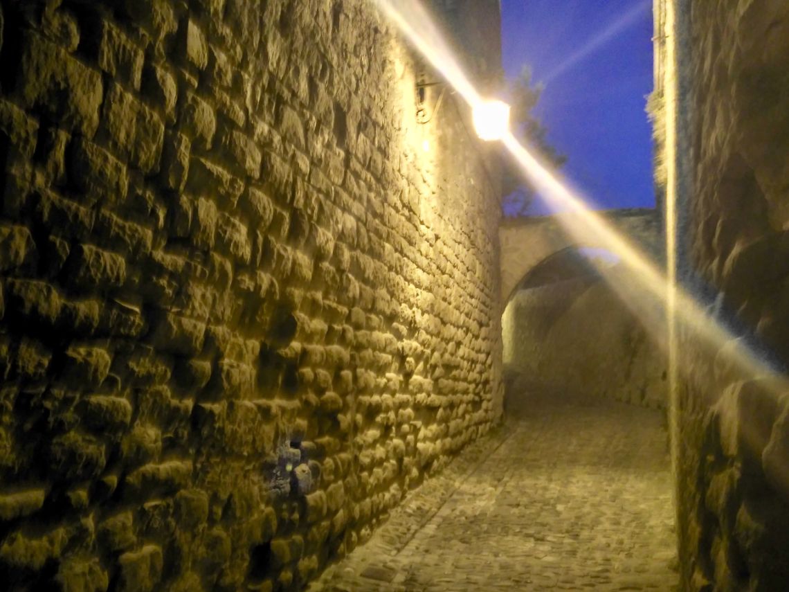 carcassonne cite callejuela noche