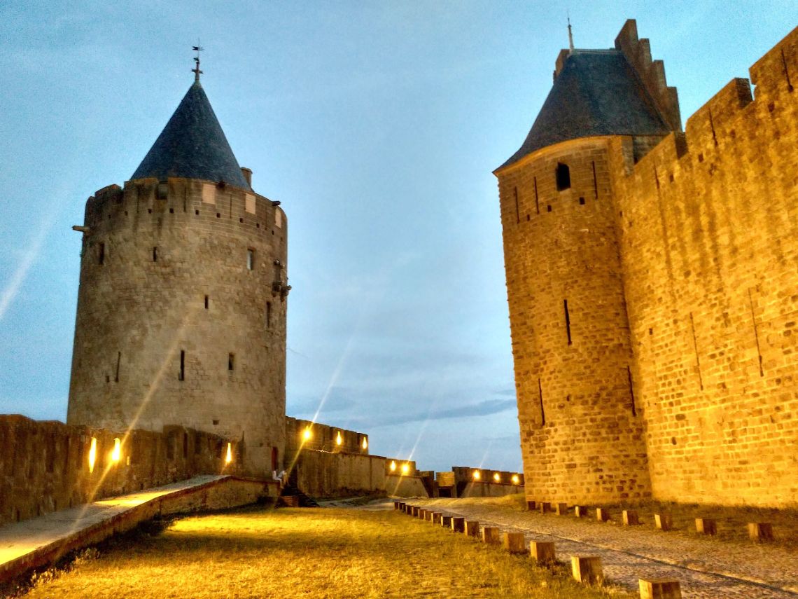 carcassonne cite murallas anochecer 2