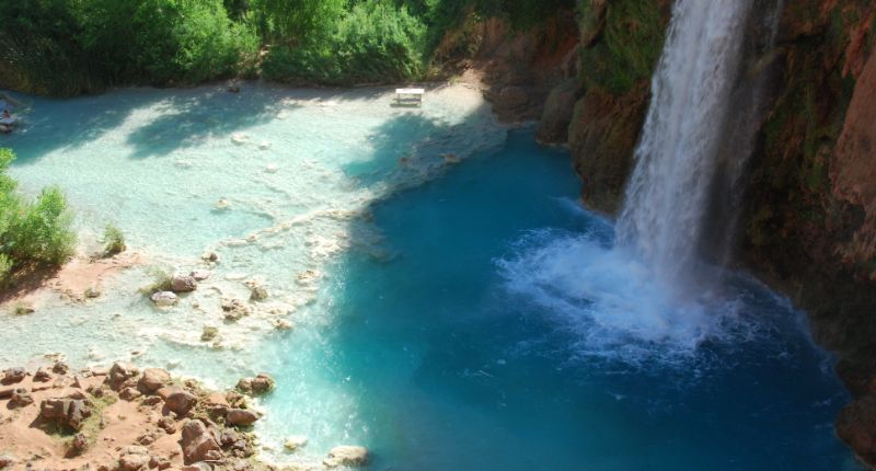 Vista de las cataratas Havasu Falls en la reserva india Havasupai. Agua azul turquesa
