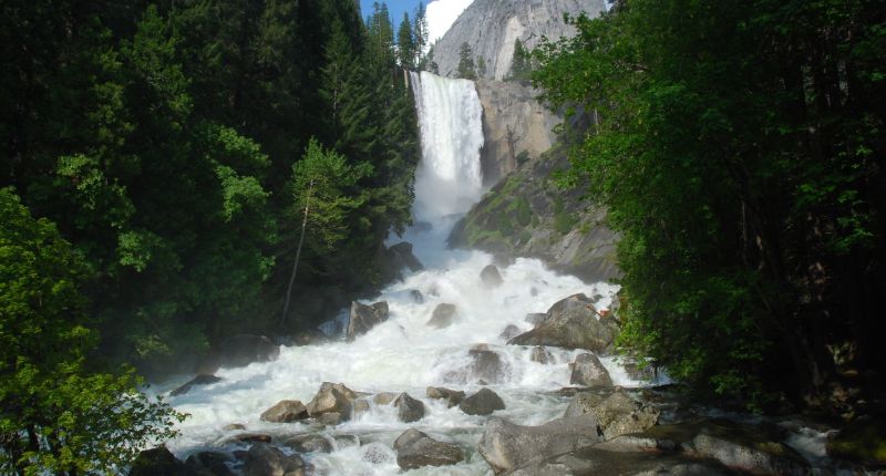 Yosemite - Vista de la cascada Vernal Falls desde la ruta Mist Trail.