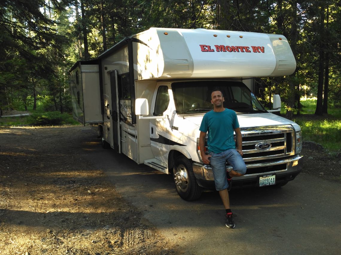 Sequoia National Park. La autocaravana en nuestra parcela en Sunset Campground. Situado en la zona del General Grant Grove.