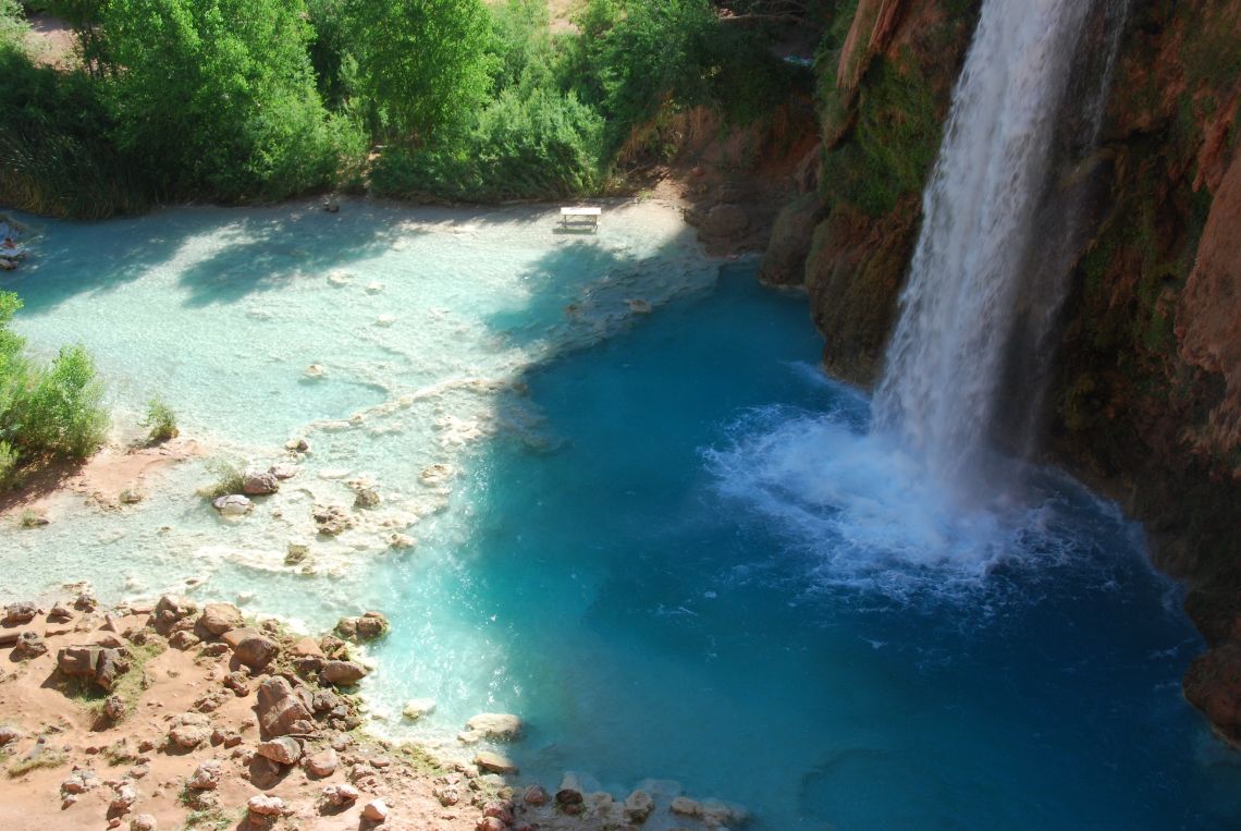 Vista de las cataratas Havasu Falls en la reserva india Havasupai. Agua azul turquesa