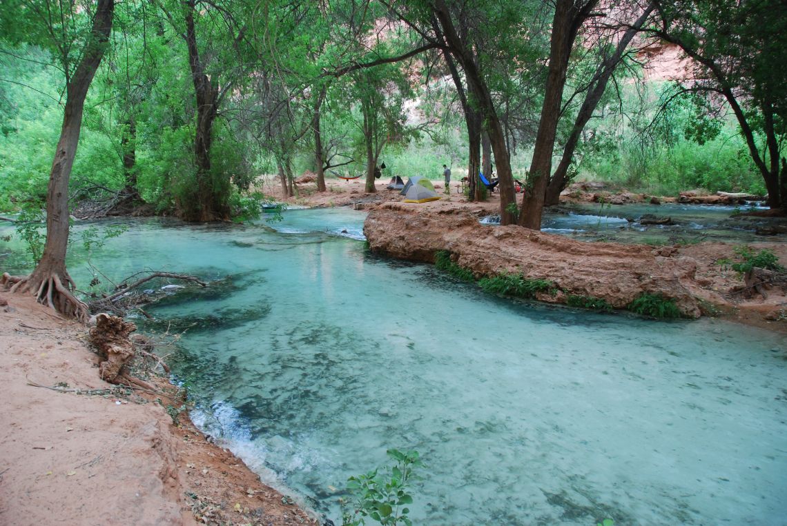Havasupai Campground - Havasu Creek a su paso por el camping dentro de la reserva india de los Havasupai.
