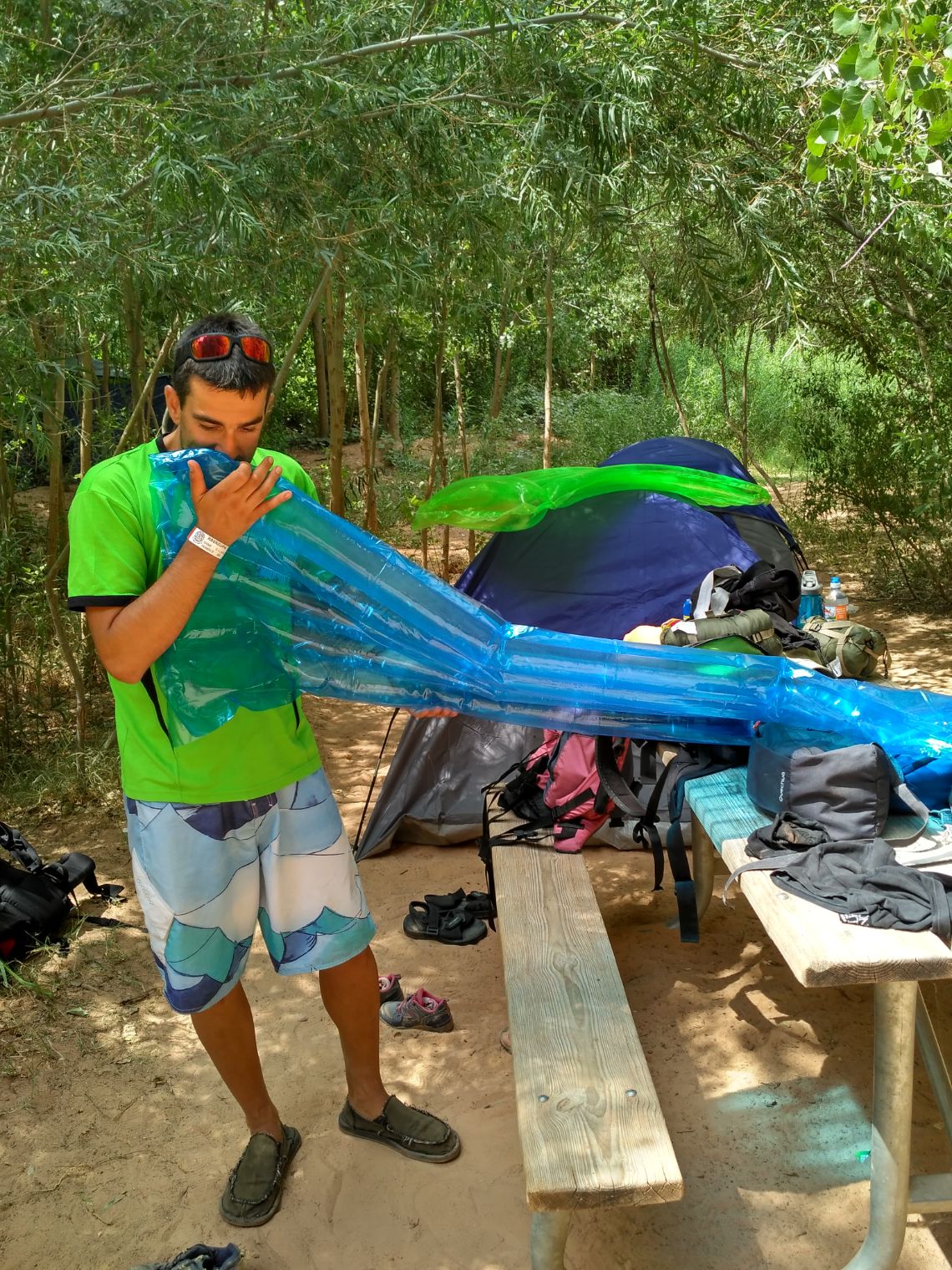 Havasupai Campground - Vista de nuestra parcela, hinchando una colchoneta. El camping dentro de la reserva india de los Havasupai.