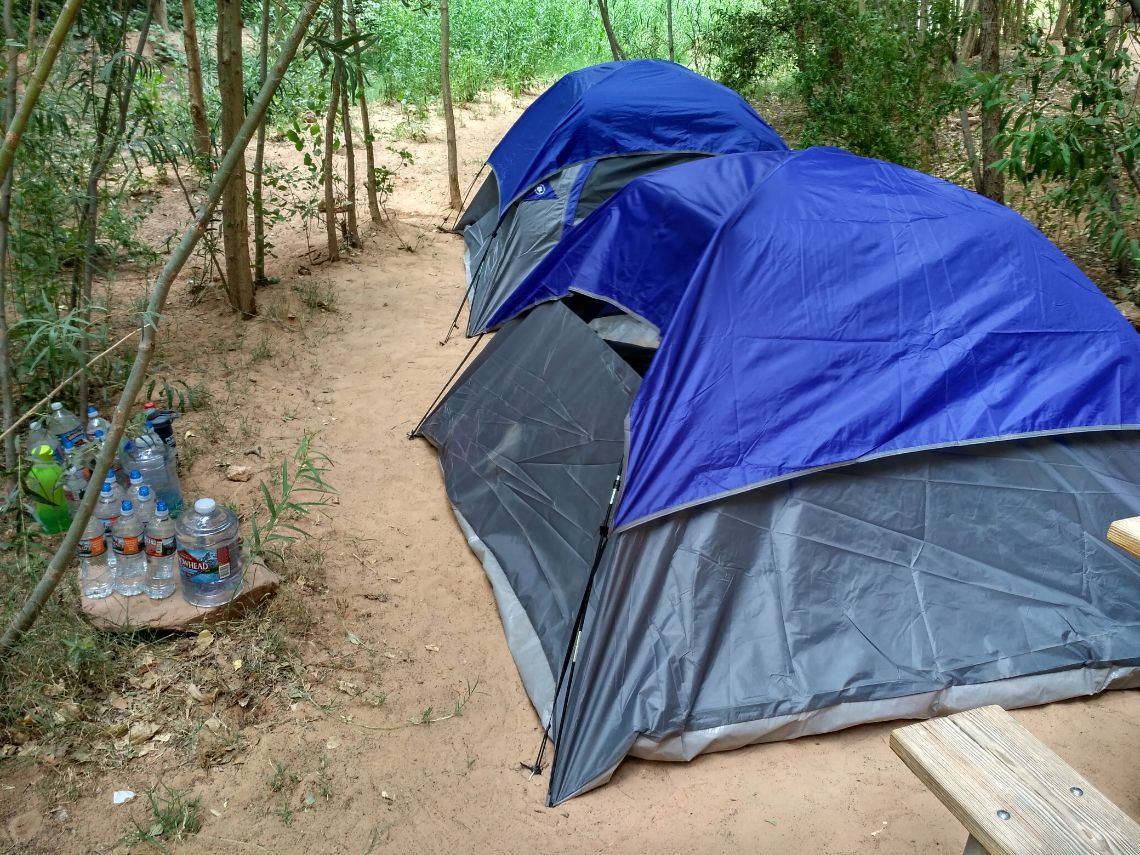 Havasupai Campground - Vista de nuestra parcela con las tiendas de campaña. El camping dentro de la reserva india de los Havasupai.